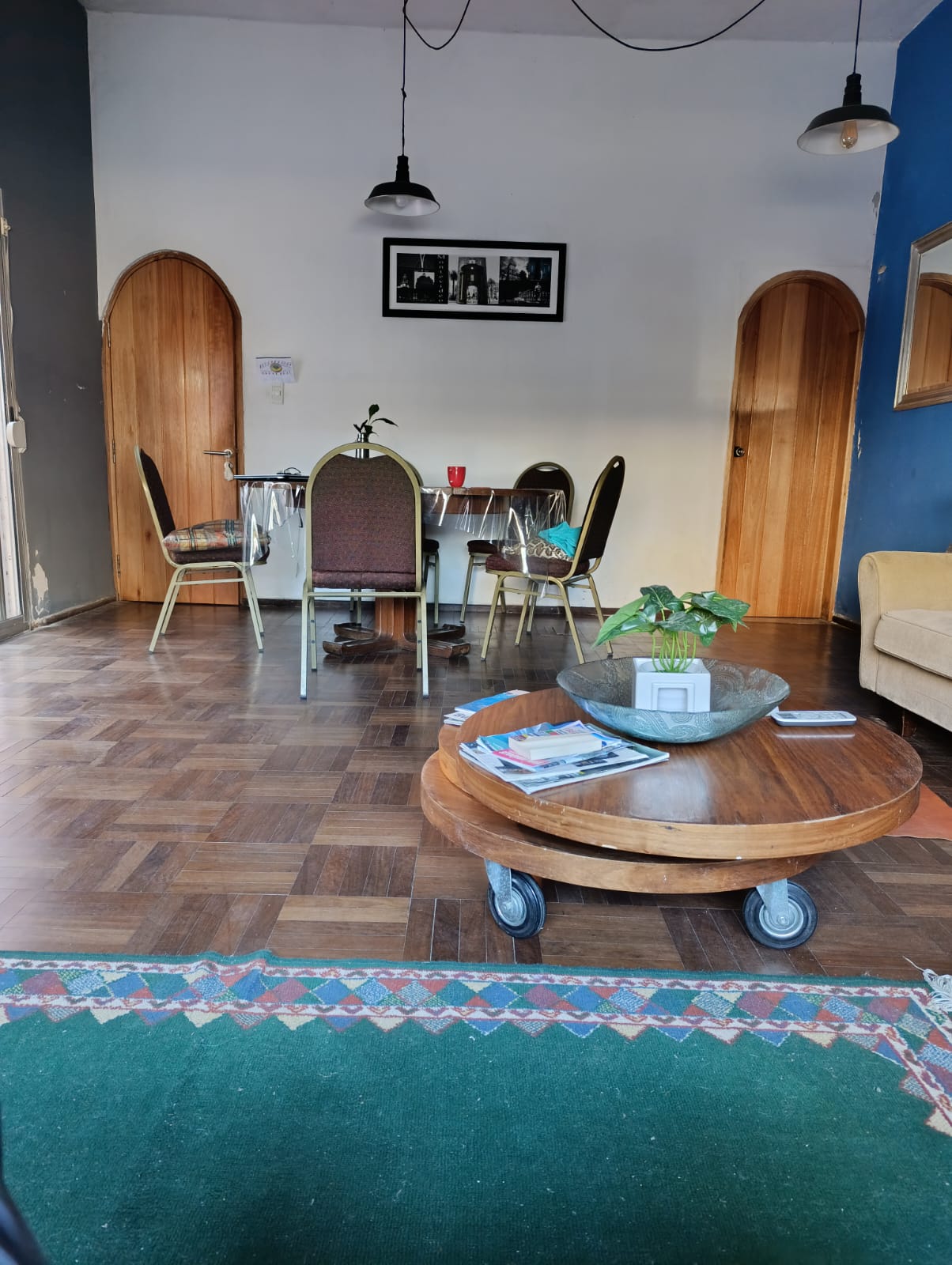 Cocina compartida de Patio Urbano Montevideo — equipada para que los huéspedes preparen sus comidas